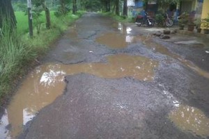 Kondisi jalan yang rusak di Ciwaru